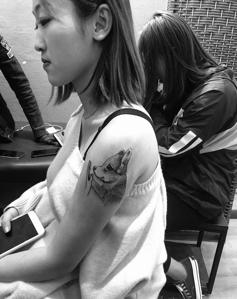 柯基纹身图片_手臂肩部点刺纹身图案