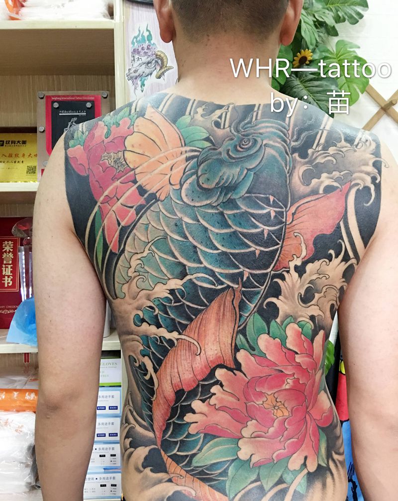 传统牡丹锦鲤图纹身图片_腰部背部老传统新传统纹身图案
