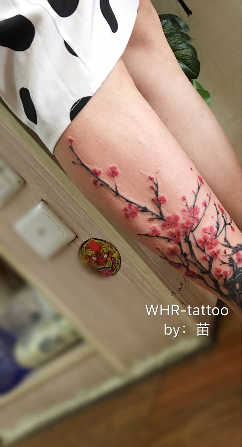 添加水墨梅花纹身图片_腿部水墨水彩纹身图案