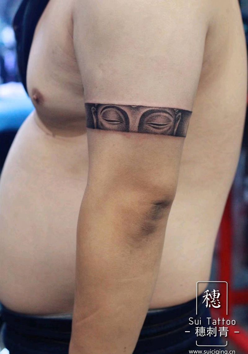 佛臂环纹身图片_手臂点刺纹身图案