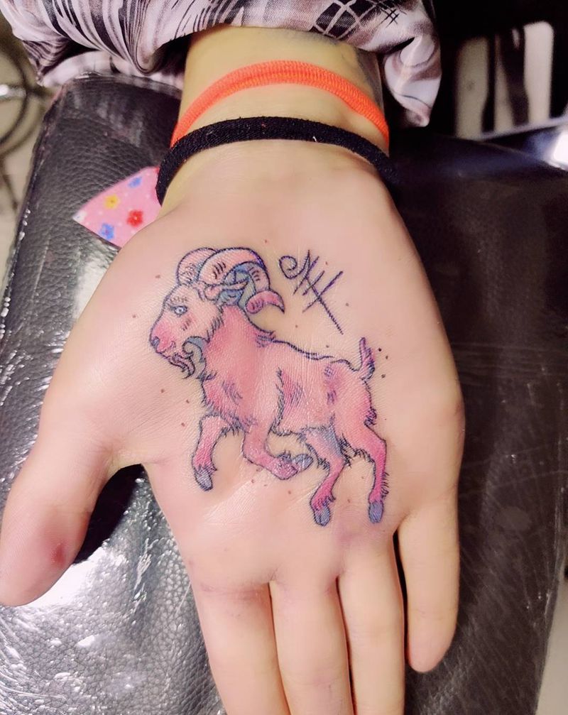 羊纹身图片_手部新传统纹身图案