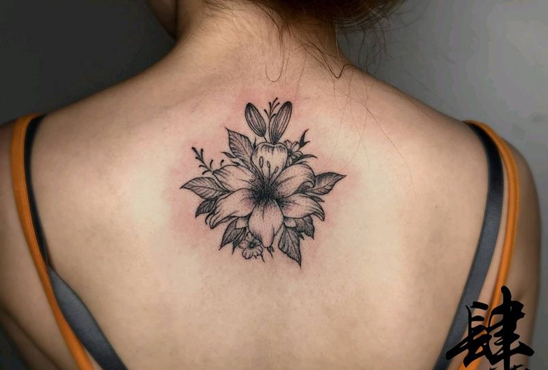 White flower百合花纹身图片_手臂背部White flower百合花素花纹身图案