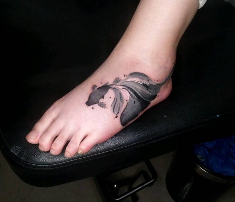 水墨风遮盖纹身图片_脚部水墨鱼水墨遮盖纹身图案