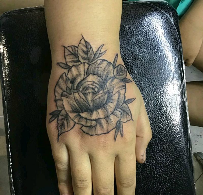 素花花手纹身图片_手部纹身图案