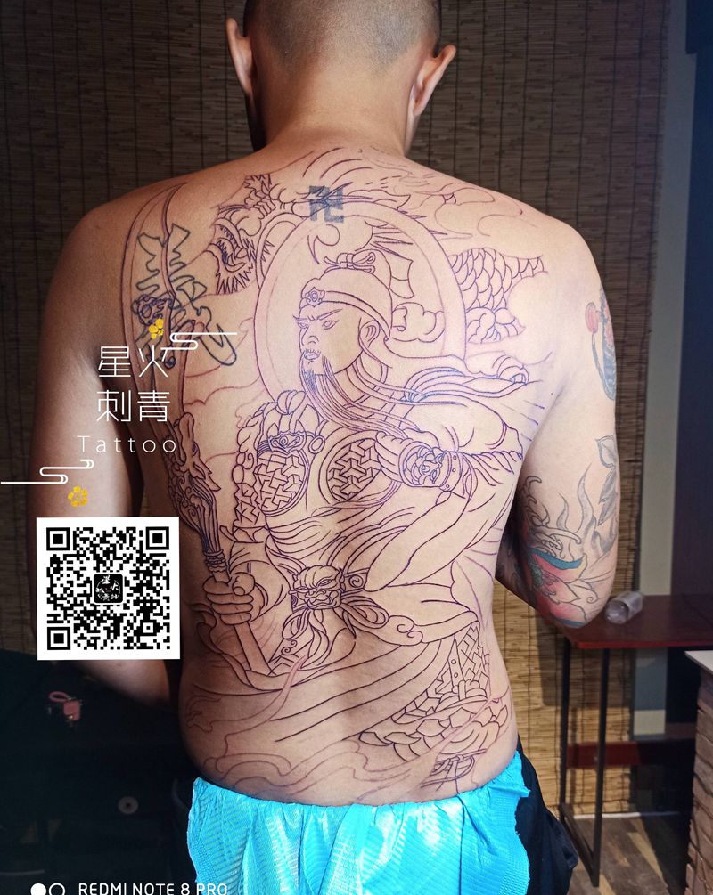 关公纹身图片_背部关公线条纹身图案