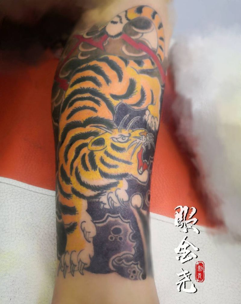 猛虎下山纹身图片_腿部老传统虎纹身图案