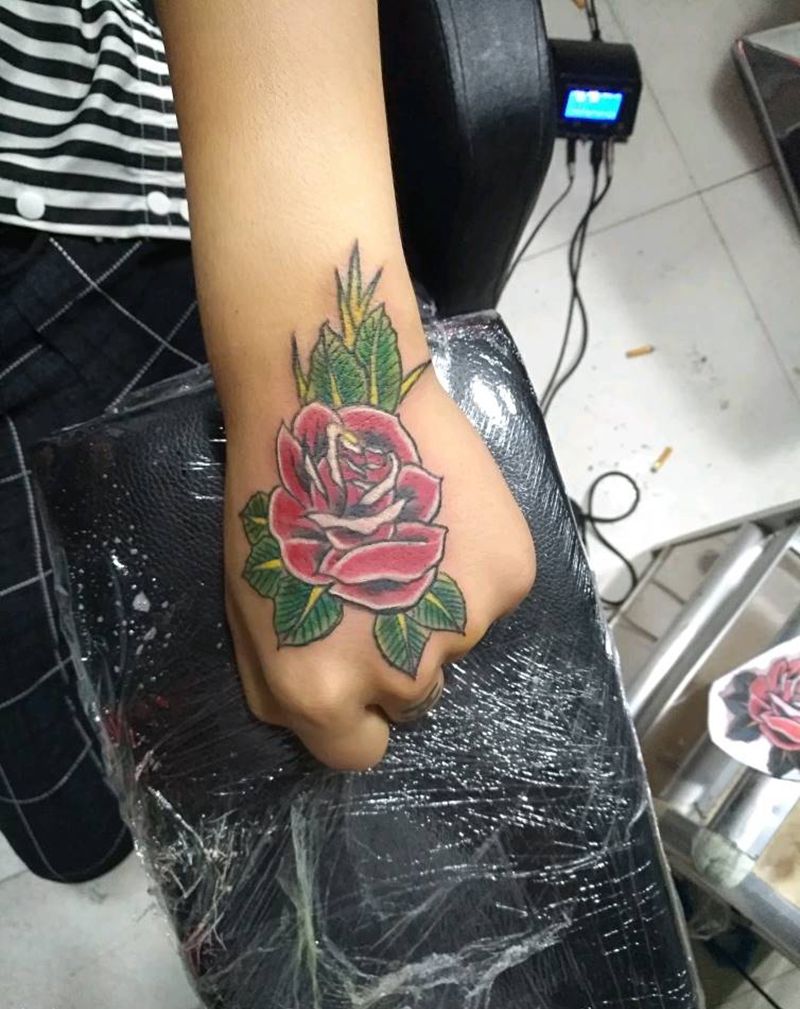 手背花纹身图片