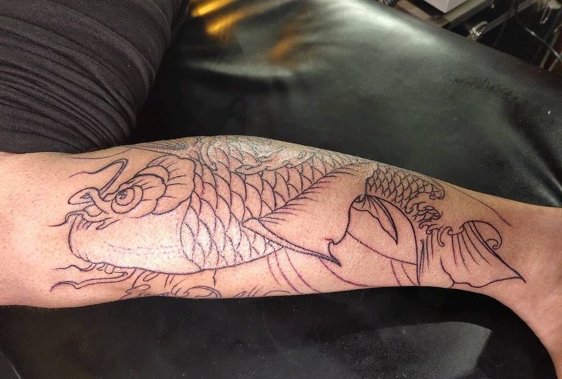 富贵锦鲤线条纹身图片_腿部新传统纹身图案