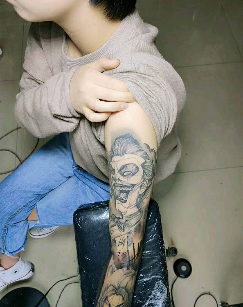 小丑纹身图片_手臂点刺纹身图案
