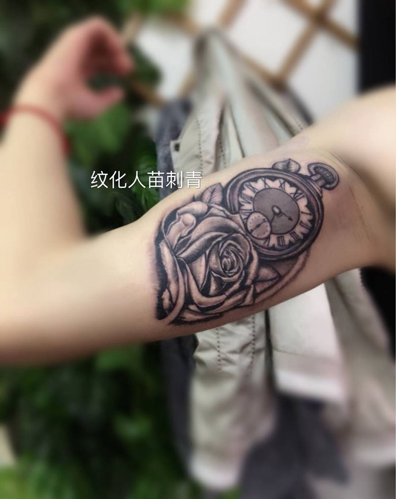 时钟纹身图片