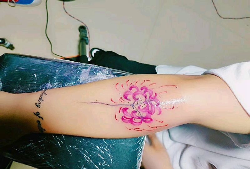 彼岸花纹身图片_手臂新传统纹身图案