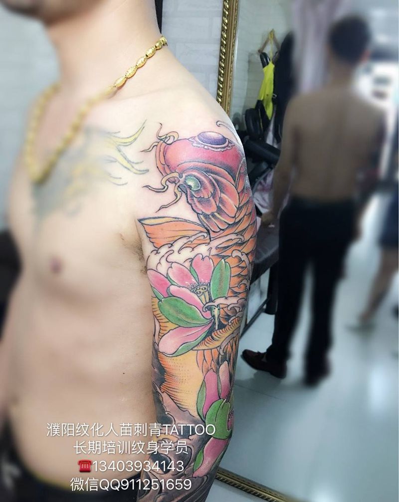 彩色招财锦鲤花臂纹身图片