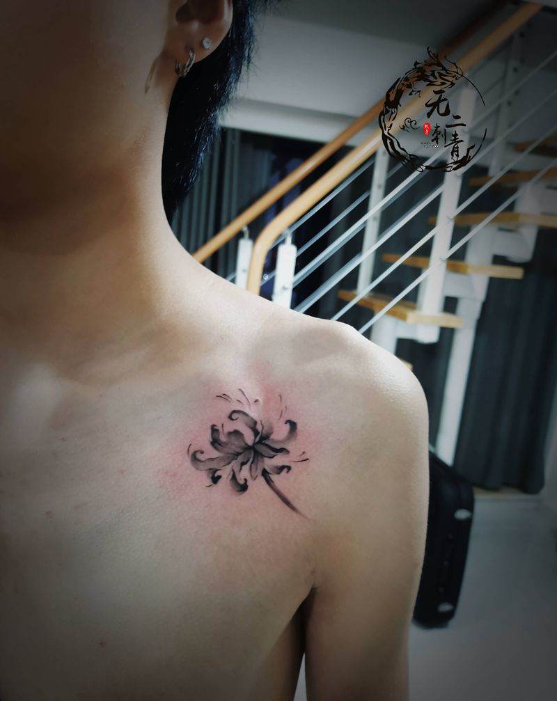 彼岸花纹身图片_肩部水墨花纹身图案