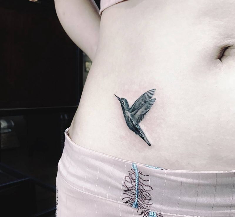 蜂鸟纹身图片_成品腹部清新动物遮盖纹身图案