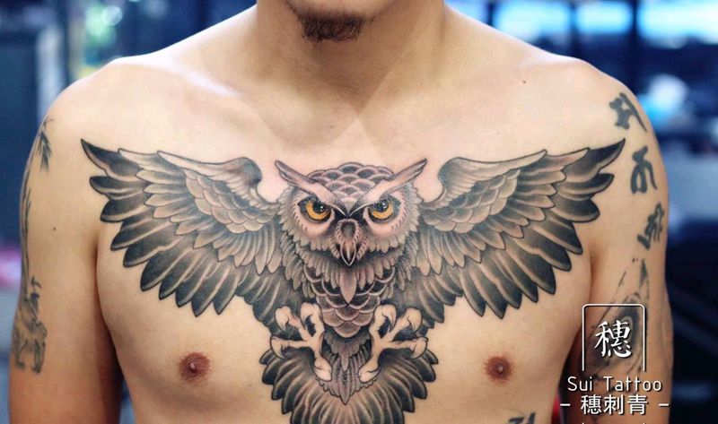 猫头鹰纹身图片_胸部欧美写实纹身图案