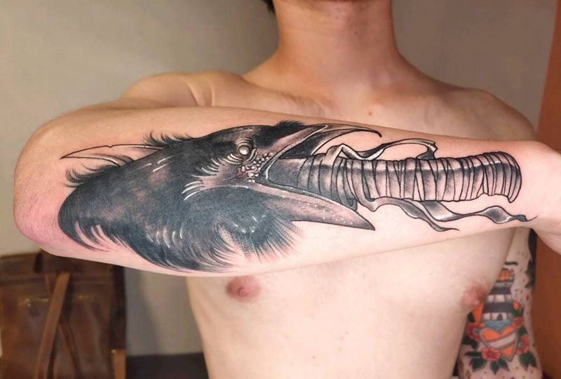 乌鸦匕首纹身图片_手臂欧美写实纹身图案