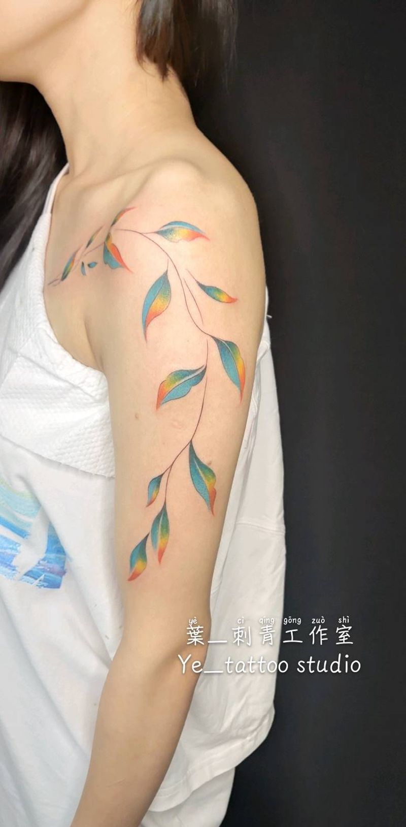 叶子纹身图片_肩部手臂水彩纹身图案