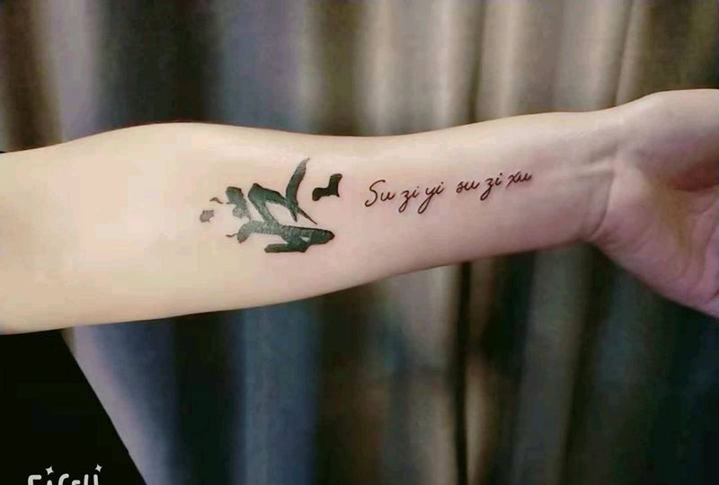 疼纹身图片_手臂花体字纹身图案