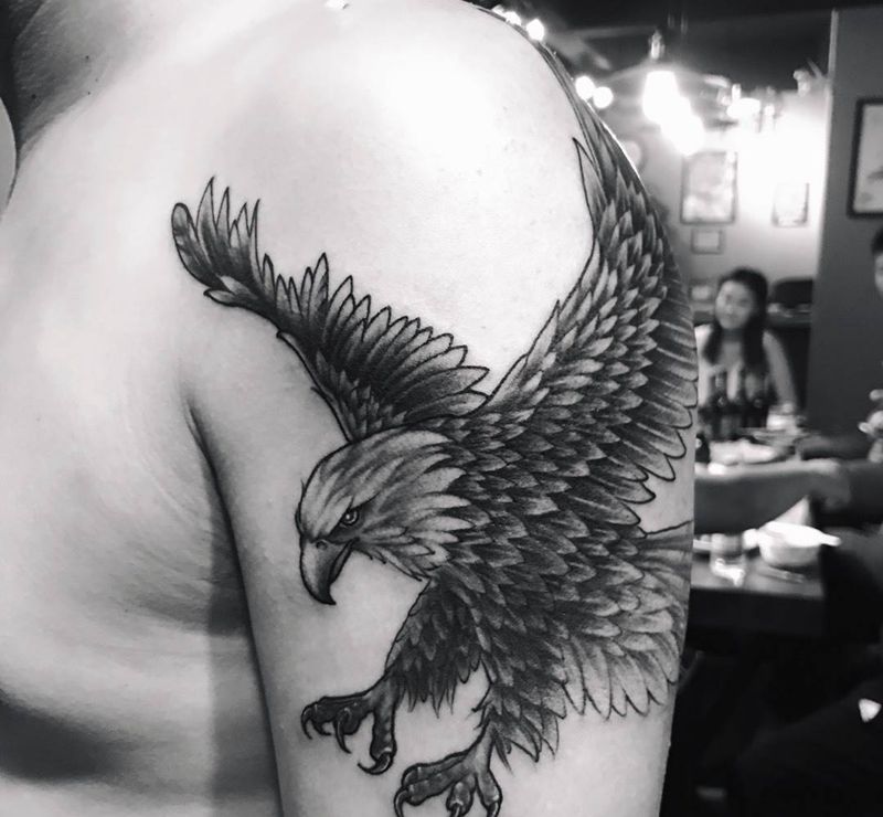 鹰纹身图片_成品手臂肩部欧美动物纹身图案