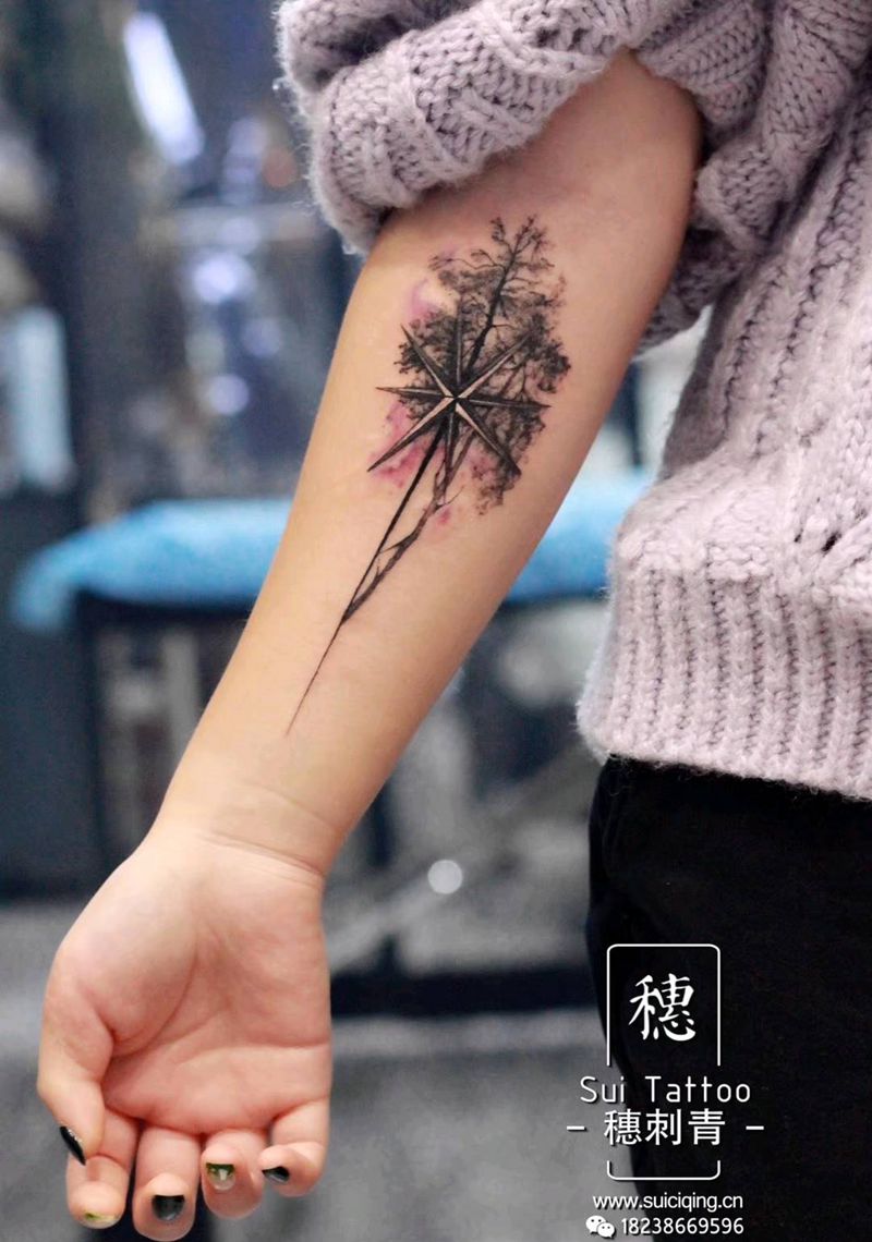指南针小树纹身图片_手臂纹身图案