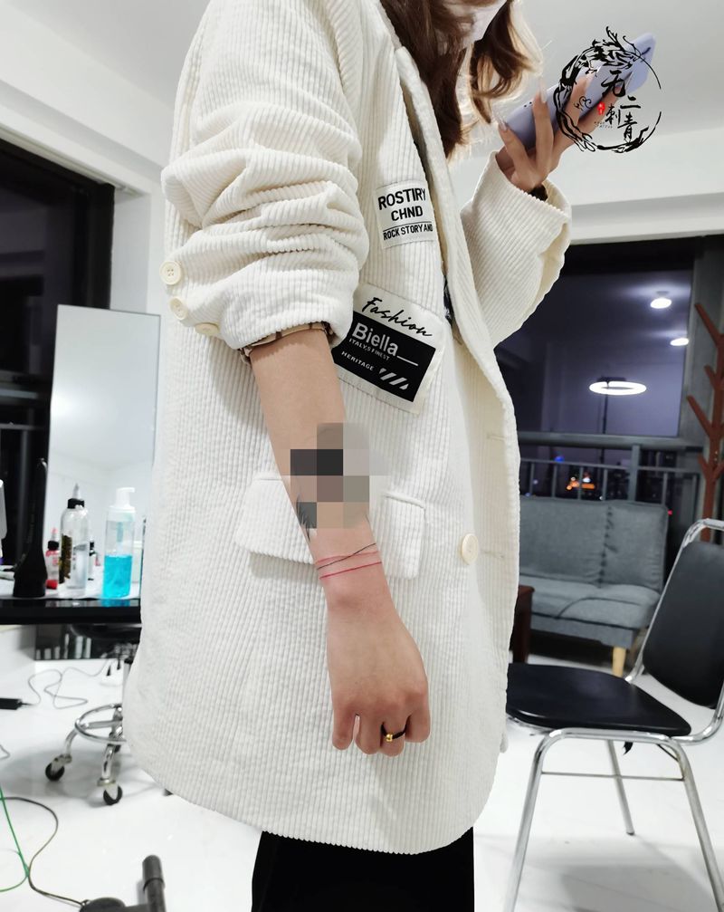 泫雅风纹身图片_手臂水彩线纹身图案