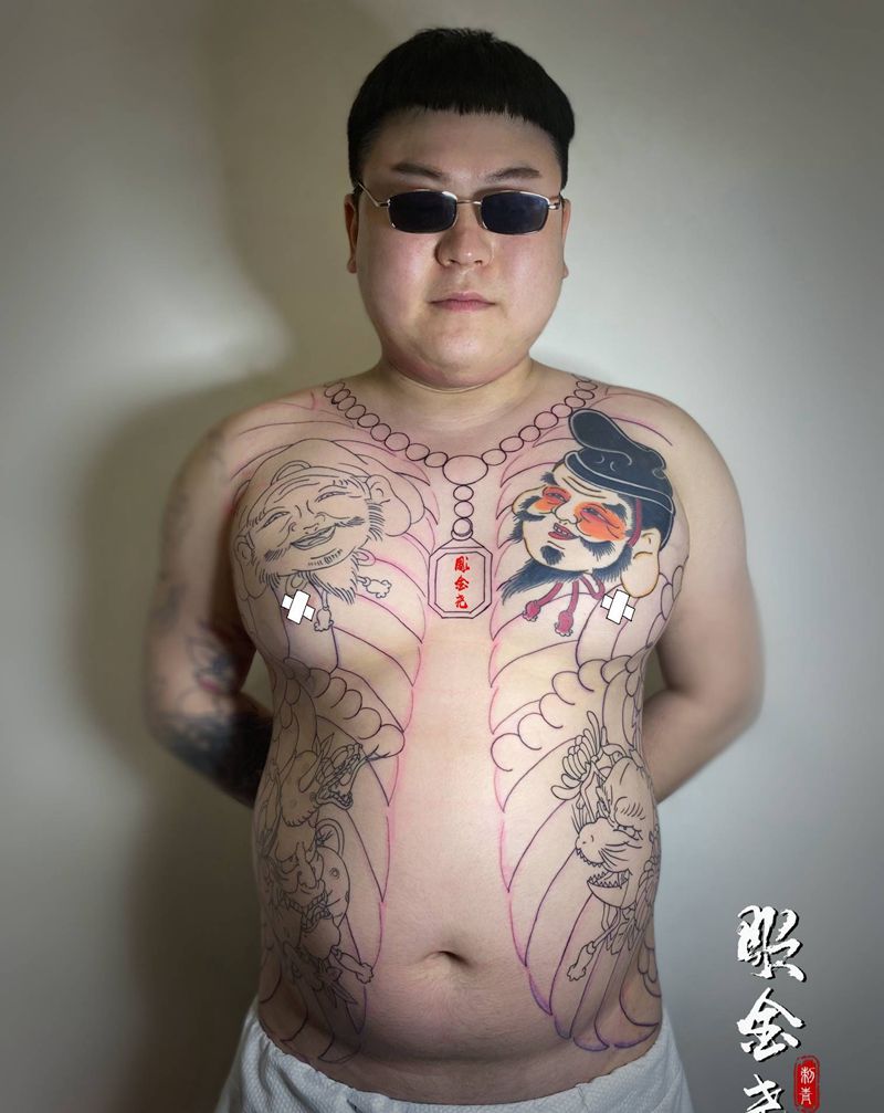 开衫纹身图片_胸部腰部老传统能面纹身图案