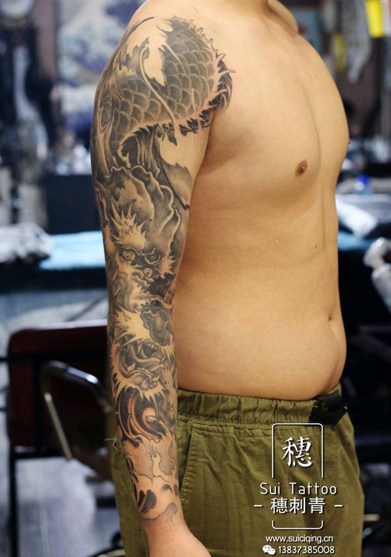中国龙纹身图片_手臂新传统老传统纹身图案