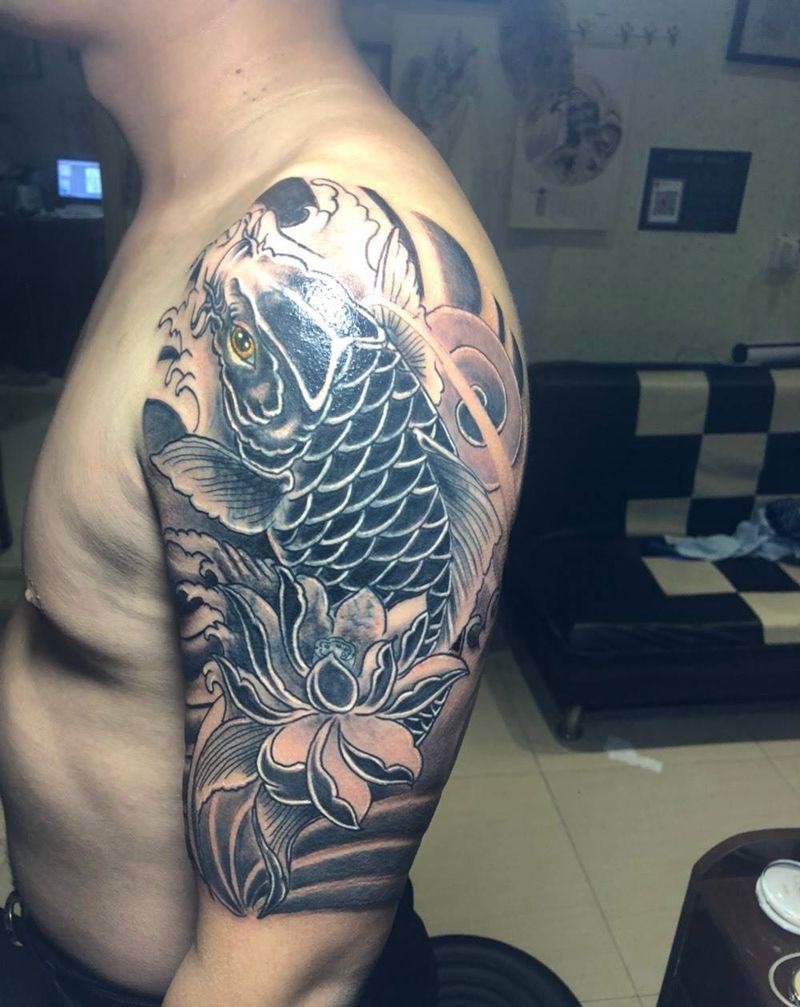 大臂鲤鱼遮盖旧图纹身图片
