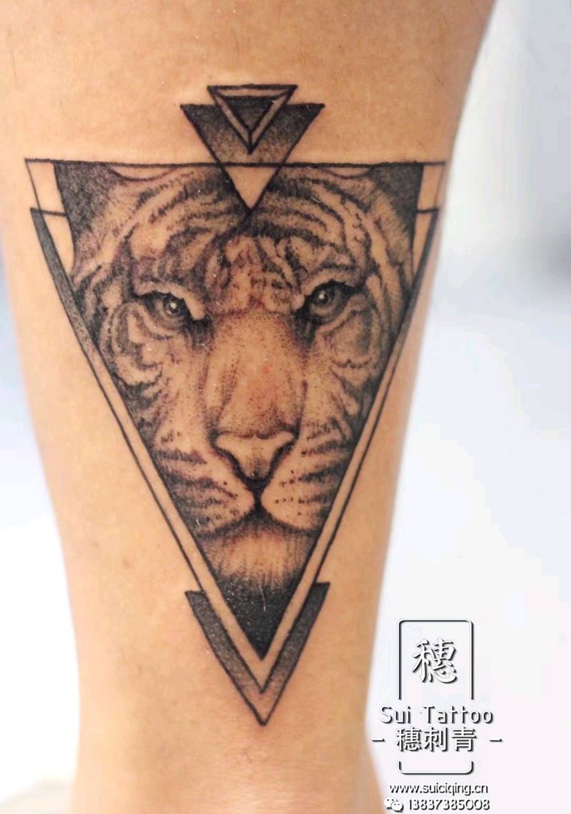 老虎纹身图片_腿部欧美写实点刺纹身图案