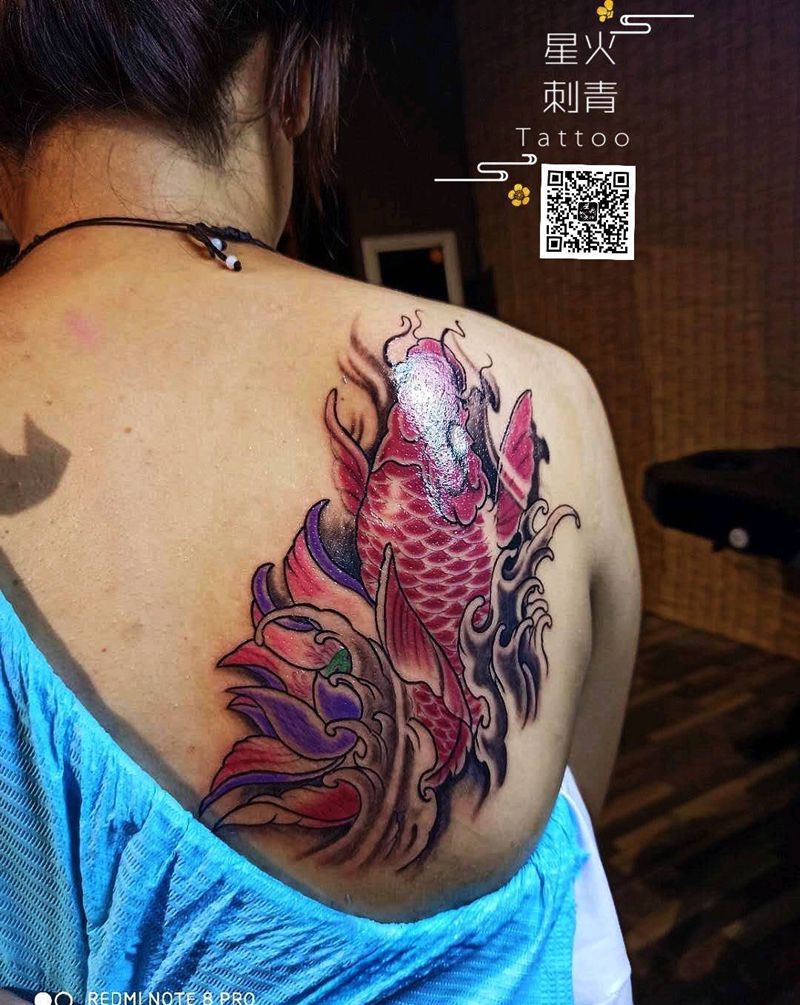 鲤鱼纹身图片_背部鱼纹身图案