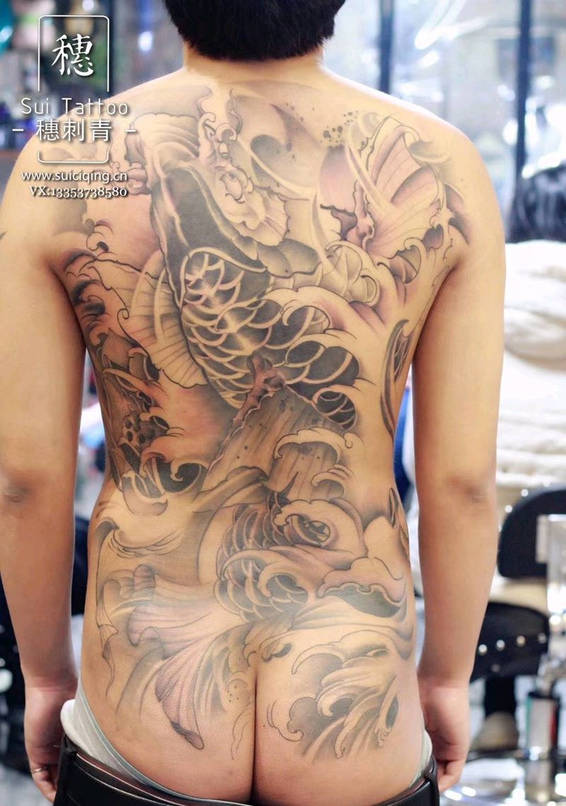 鱼纹身图片_背部新传统纹身图案