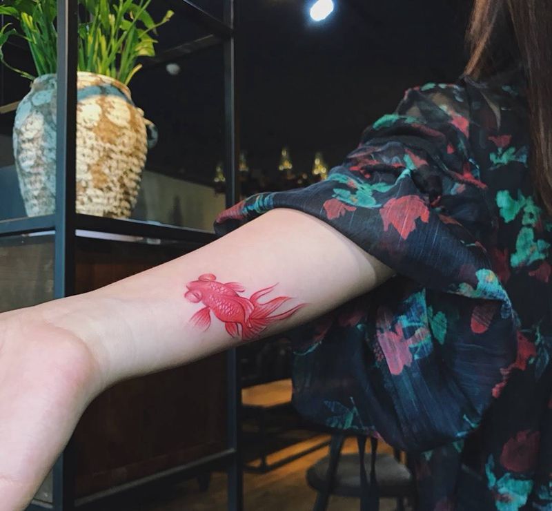 金鱼纹身图片_成品手臂传统清新动物纹身图案