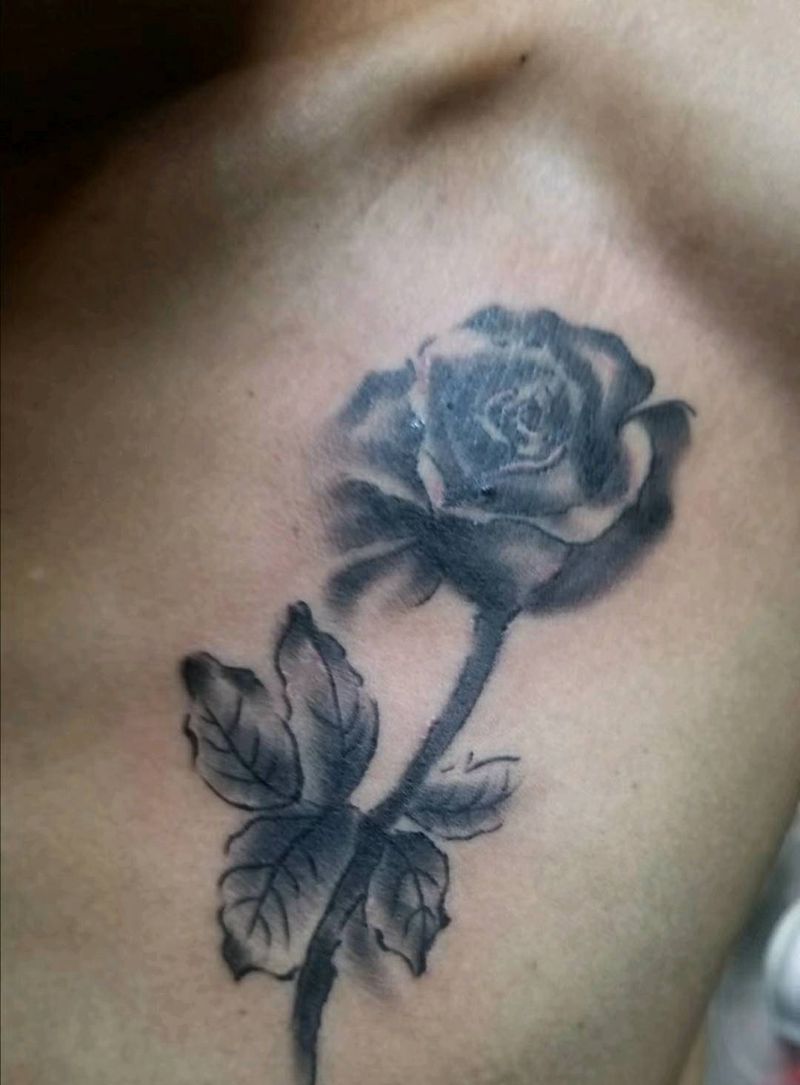 水墨玫瑰纹身图片_胸部水墨纹身图案