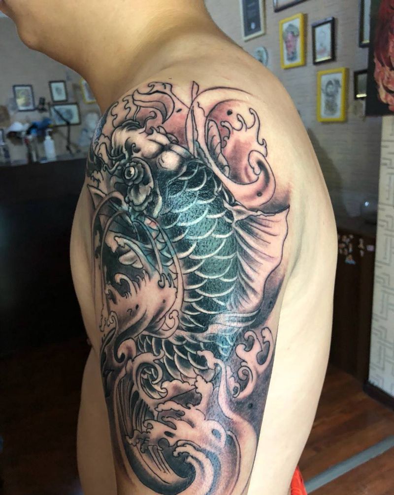 大臂鲤鱼纹身图片