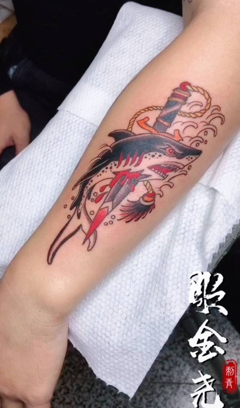 鲨鱼纹身图片_手臂Old School鲨鱼纹身图案