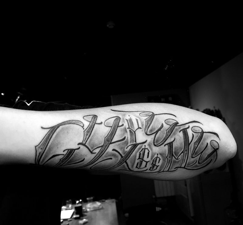 花体字纹身图片_成品手臂欧美字符纹身图案