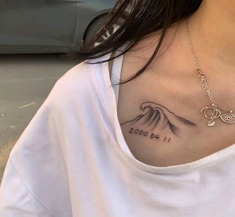 点刺浪花纹身图片_胸部手臂点刺纹身图案