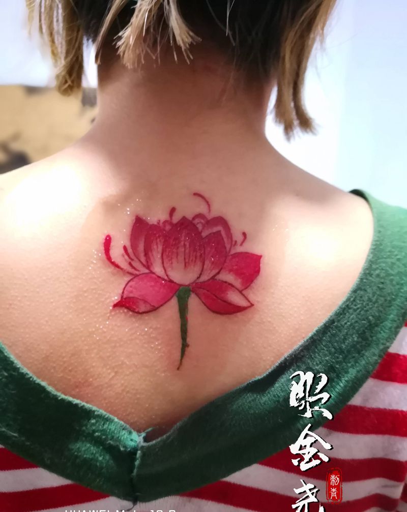 荷花纹身图片_颈部背部新传统荷花莲花纹身图案
