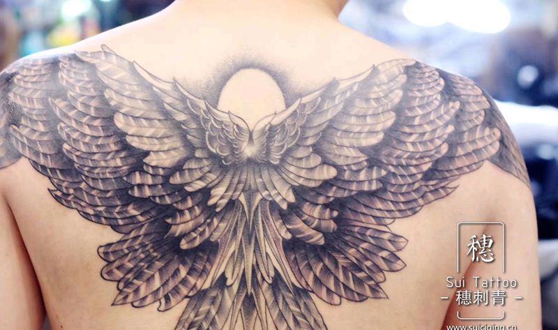 翅膀纹身图片_背部纹身图案