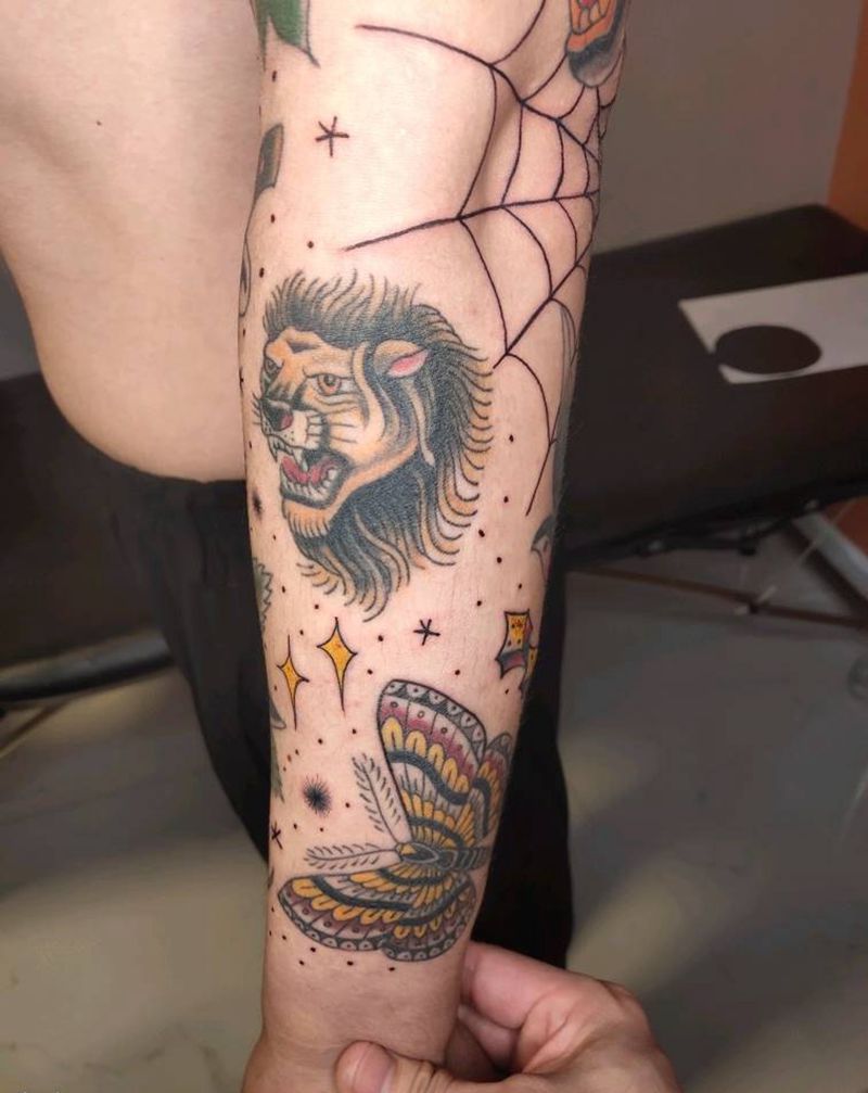 狮子飞蛾纹身图片_手臂Old School纹身图案