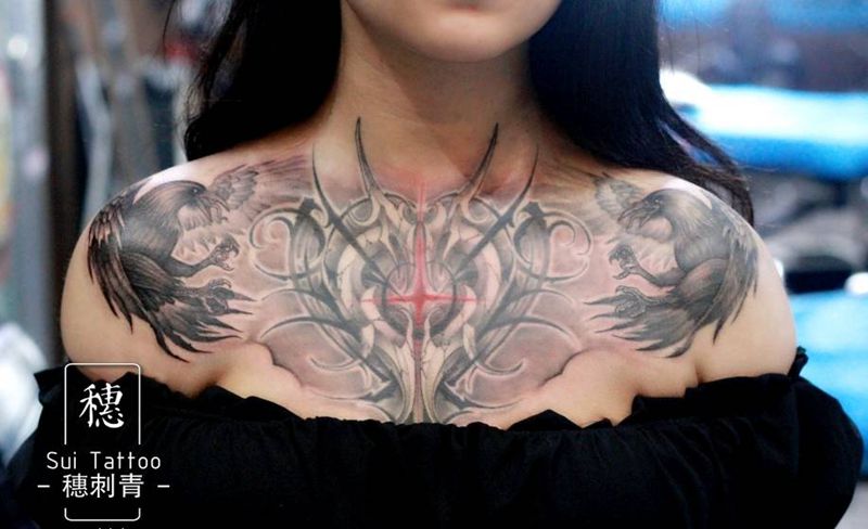 花胸纹身图片_胸部花体与乌鸦纹身图案