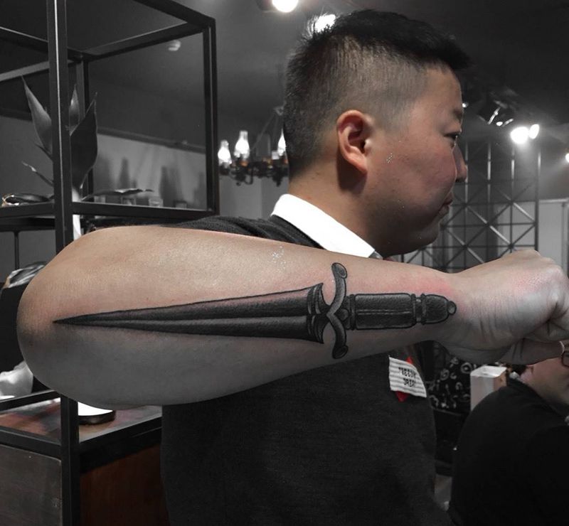 大宝剑纹身图片_成品手臂欧美纹身图案