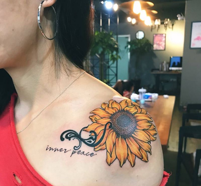 向阳花纹身图片_成品肩部清新写实植物纹身图案