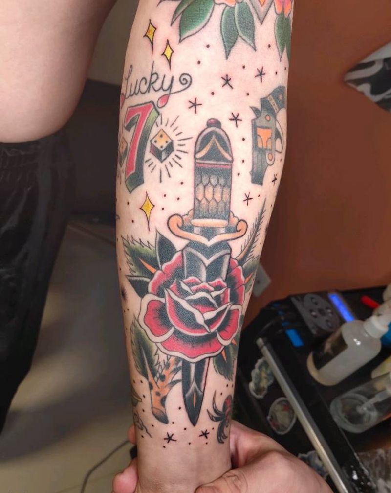 匕首玫瑰纹身图片_手臂Old School纹身图案