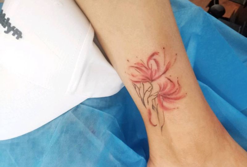 脚踝彼岸花纹身图片_脚部纹身图案