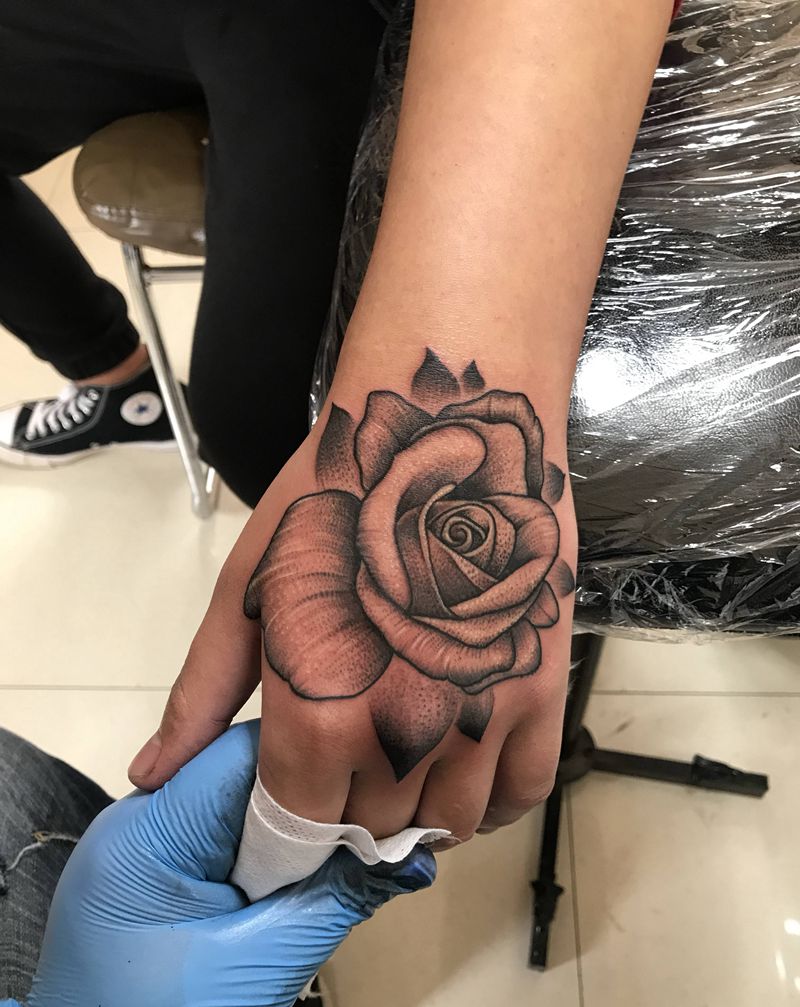 点刺玫瑰纹身图片_手部点刺纹身图案