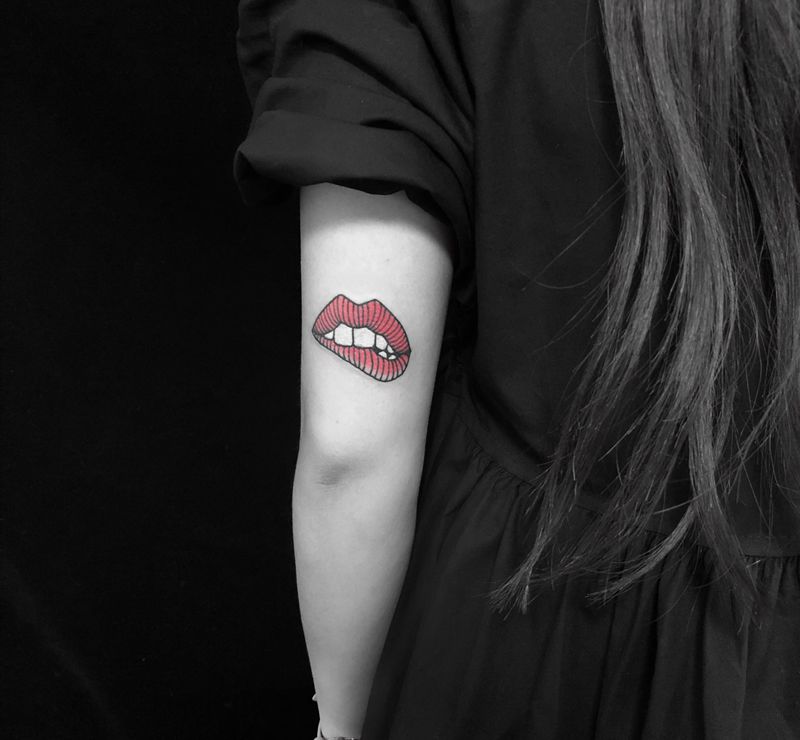 唇纹身图片_手臂纹身图案