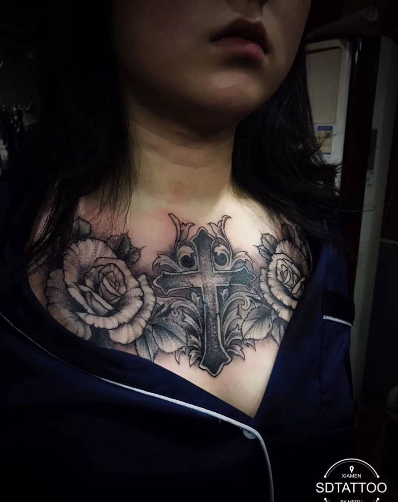 花胸纹身图片_欧美写实纹身图案