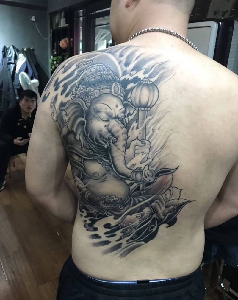 象神纹身图片_背部新传统象神纹身图案