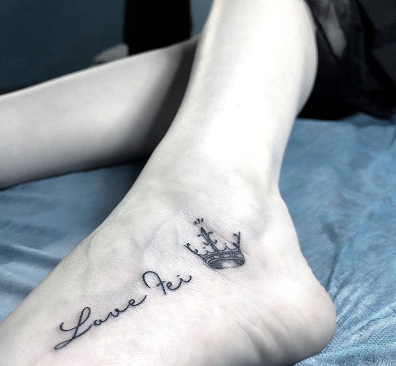 love纹身图片_脚部花体字纹身图案